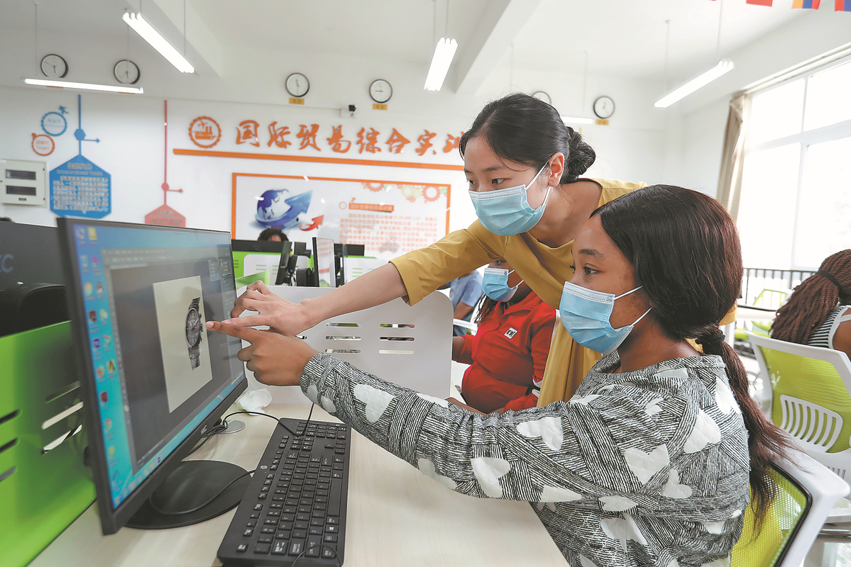 A teacher instructs an international student from Africa in e-commerce-related skills in Chongqing in May 2020. [Photo/China Daily]
