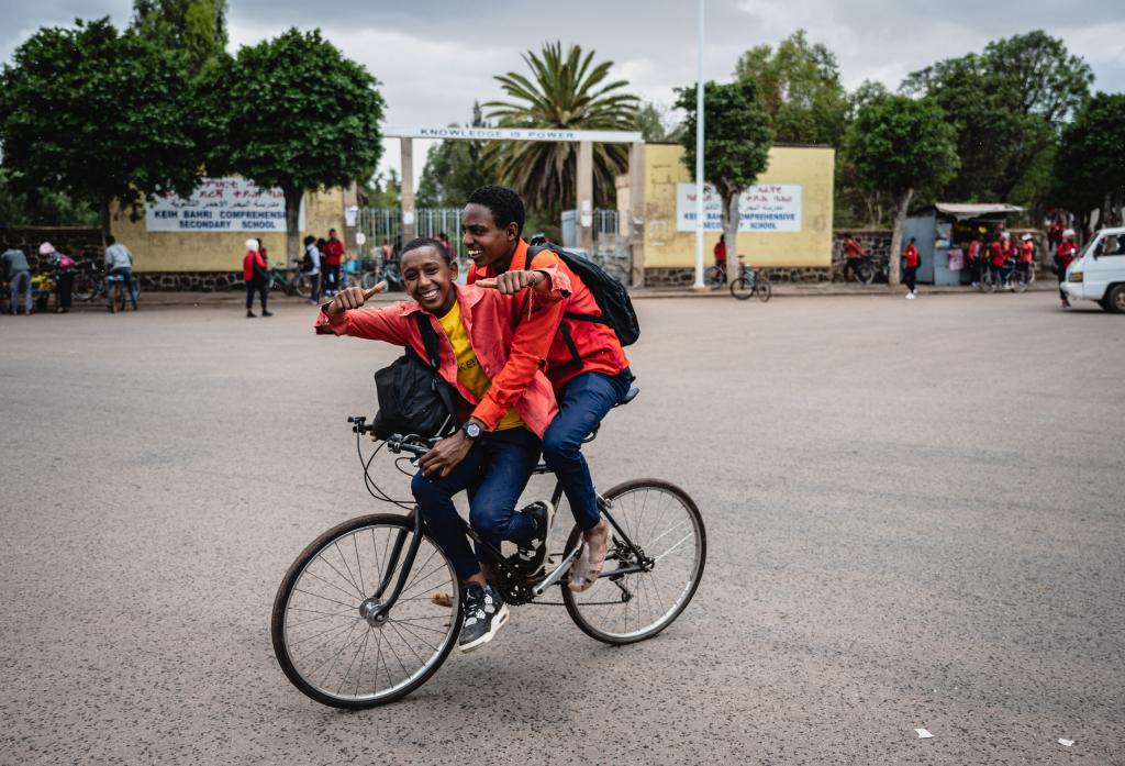 人们在厄立特里亚首都阿斯马拉街头骑行。