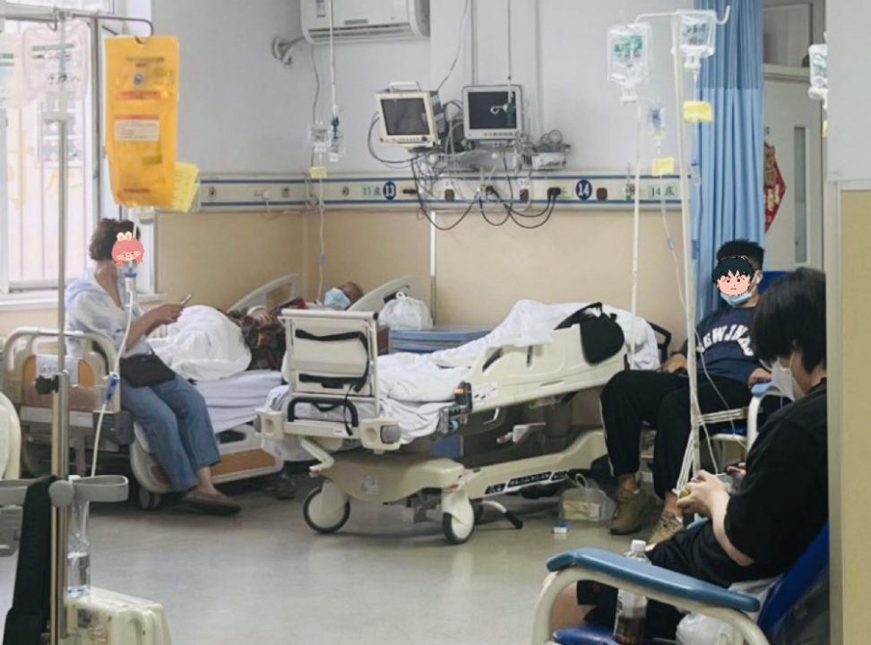 北京市第一中西医结合医院急诊室患者在进行治疗。（高瑞瑞摄）
