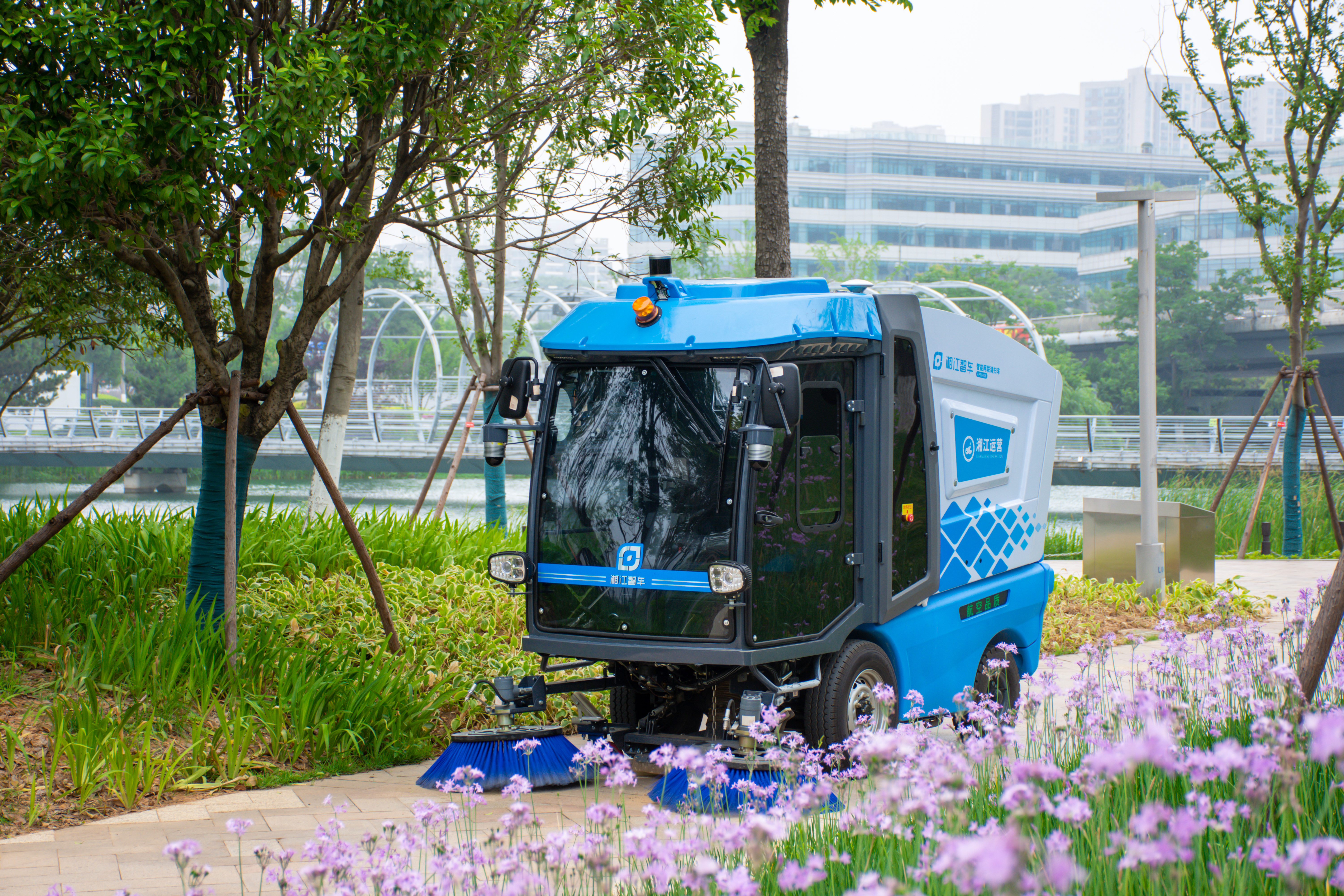 5月30日，湘江智能智车科技公司智能网联清扫车在梅溪湖节庆岛等10个区域正式启动运营。均为通讯员 供图