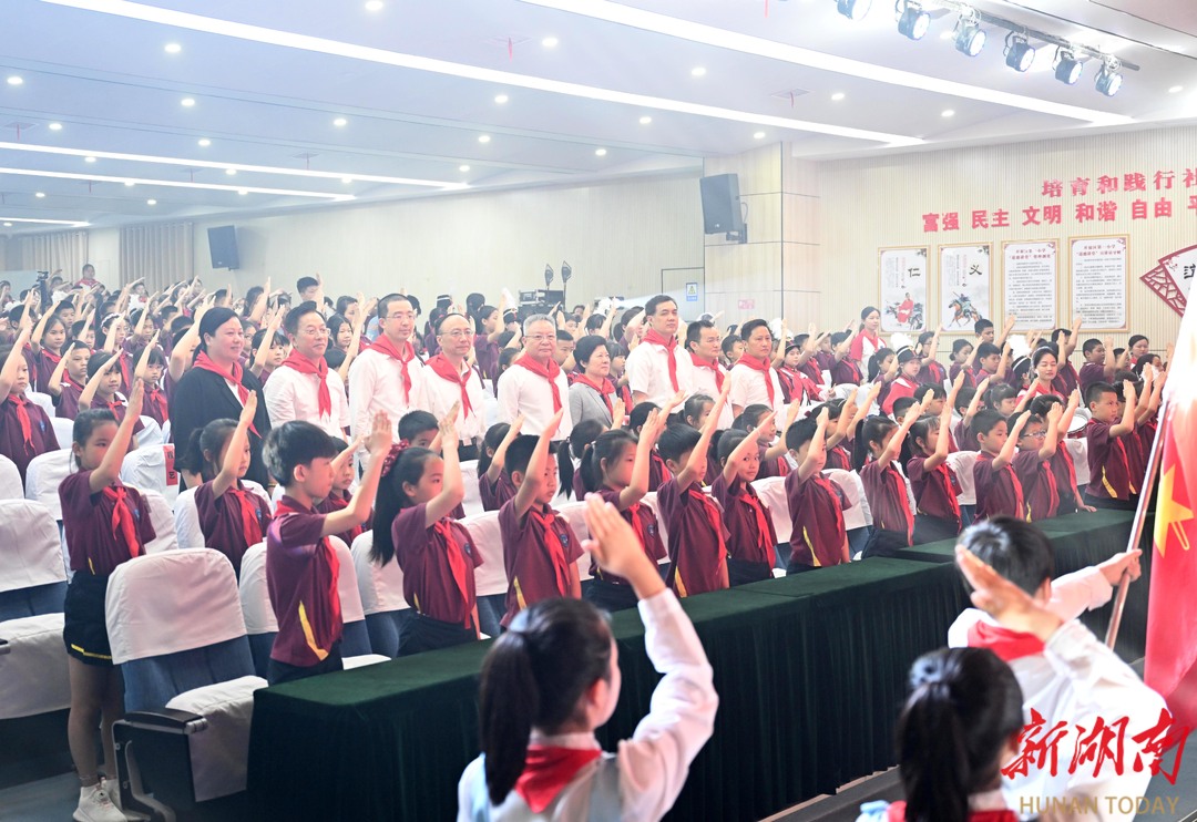（5月31日，沈晓明在长沙市开福区第一小学参加“听党话，跟党走，我与祖国共成长”庆“六一”主题队会。）