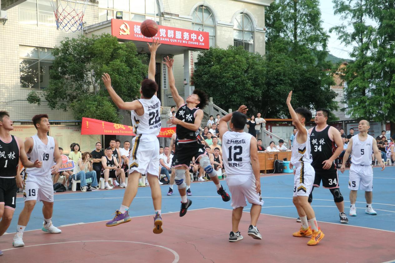 在杨花村赛场，球员们同样展开激烈角逐。