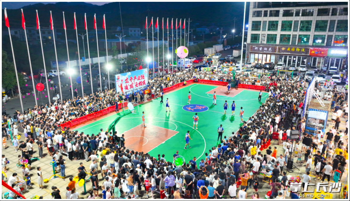 今年7月以来，浏阳市首届“全BA”篮球赛开打，营造了“全民追球”的浓厚氛围。
