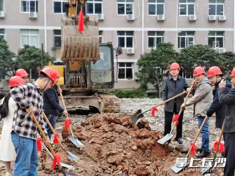 12月8日，祁东县育贤中学“特立教学楼”开工建设。受访者供图