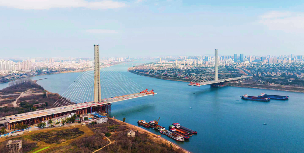 曾一度停工的湖南湘潭市杨梅洲大桥正在建设中（2024 年2月17日摄）湘潭市广播电视台供图