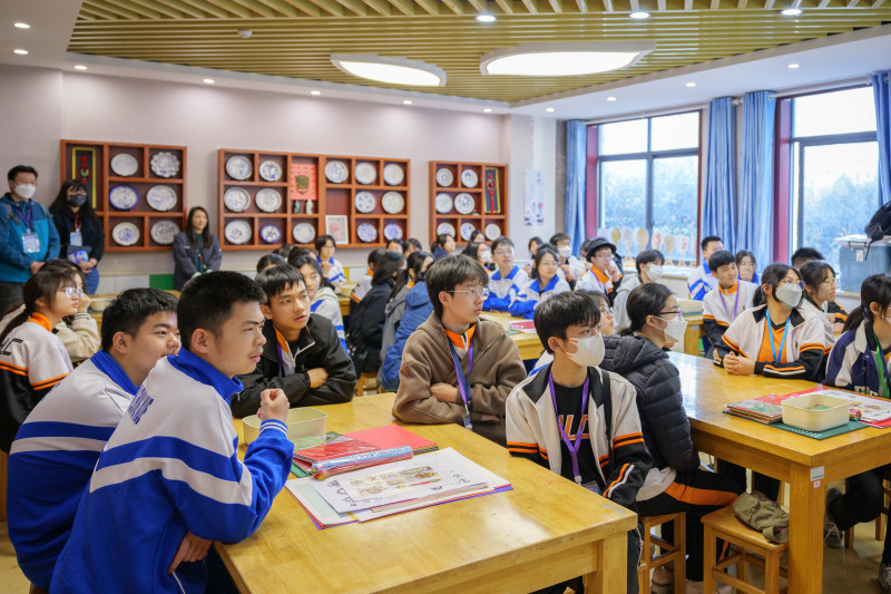 香港青年协会李兆基书院师生一行128人来到了长沙市实验中学，与长实学子“同上四堂课”。