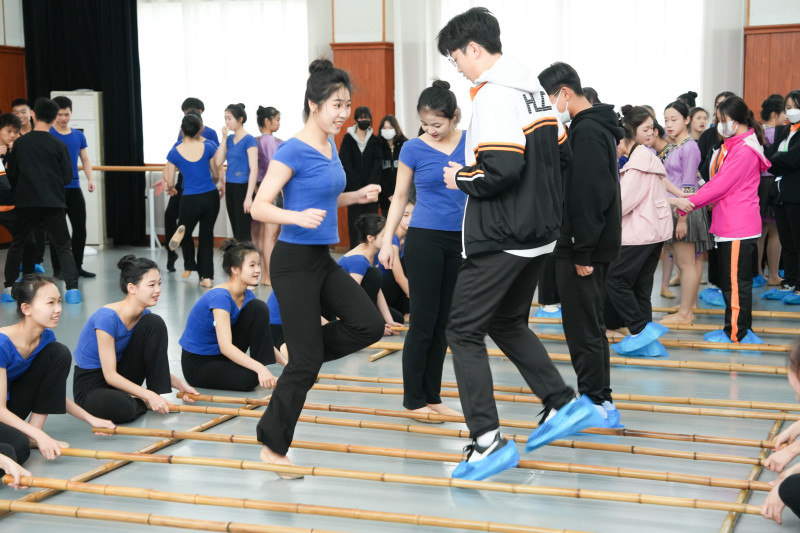 舞蹈课两校学生共跳苗族竹竿舞。